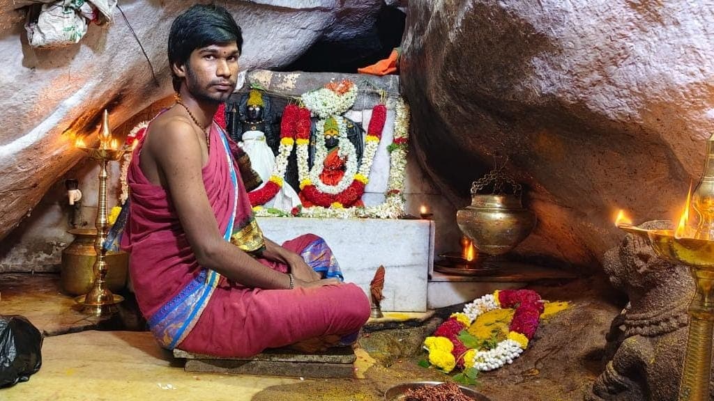 దేవరగట్టులో భక్తుల సందడి.. మలమల్లేశ్వరుడికి ప్రత్యేక పూజలు