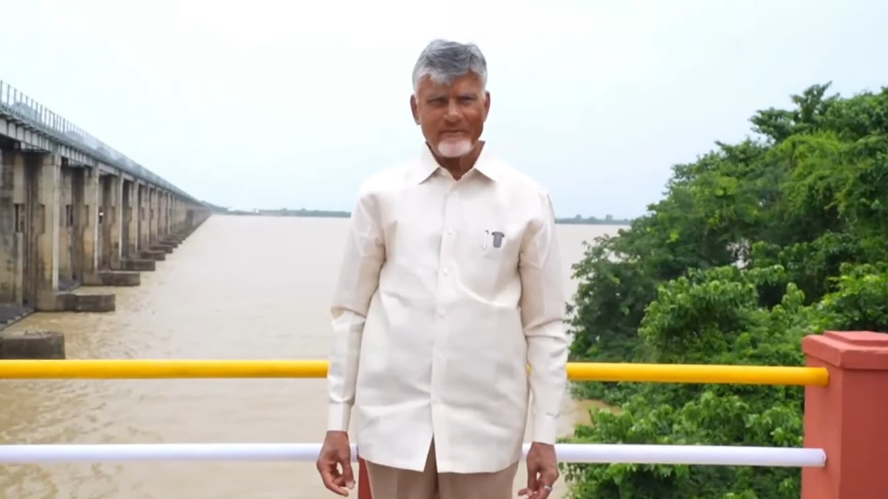 ధవళేశ్వరం బ్యారేజీ గేట్ల పునరుద్ధరణ పనులు ప్రారంభం