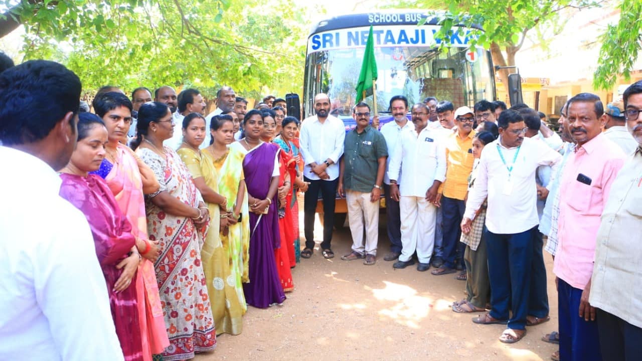 విద్యార్థుల సైన్స్ యాత్రకు శ్రీకారం చుట్టిన కాకర్ల సురేష్