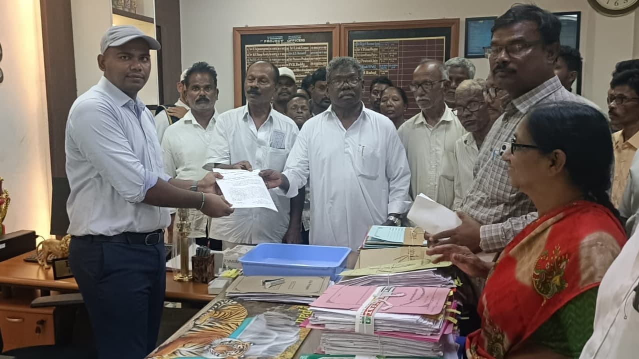 పోడు భూములకు పట్టాలు ఇవ్వాలని మాజీ ఎమ్మెల్యే నరసయ్య డిమాండ్