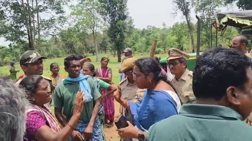 పోడు భూముల వద్ద రైతులు, అటవీ అధికారుల మధ్య ఉద్రిక్తత