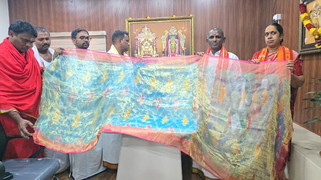 భ్రమరాంబ అమ్మవారికి అగ్గిపెట్టెలో పట్టే పట్టుచీర సమర్పణ..!