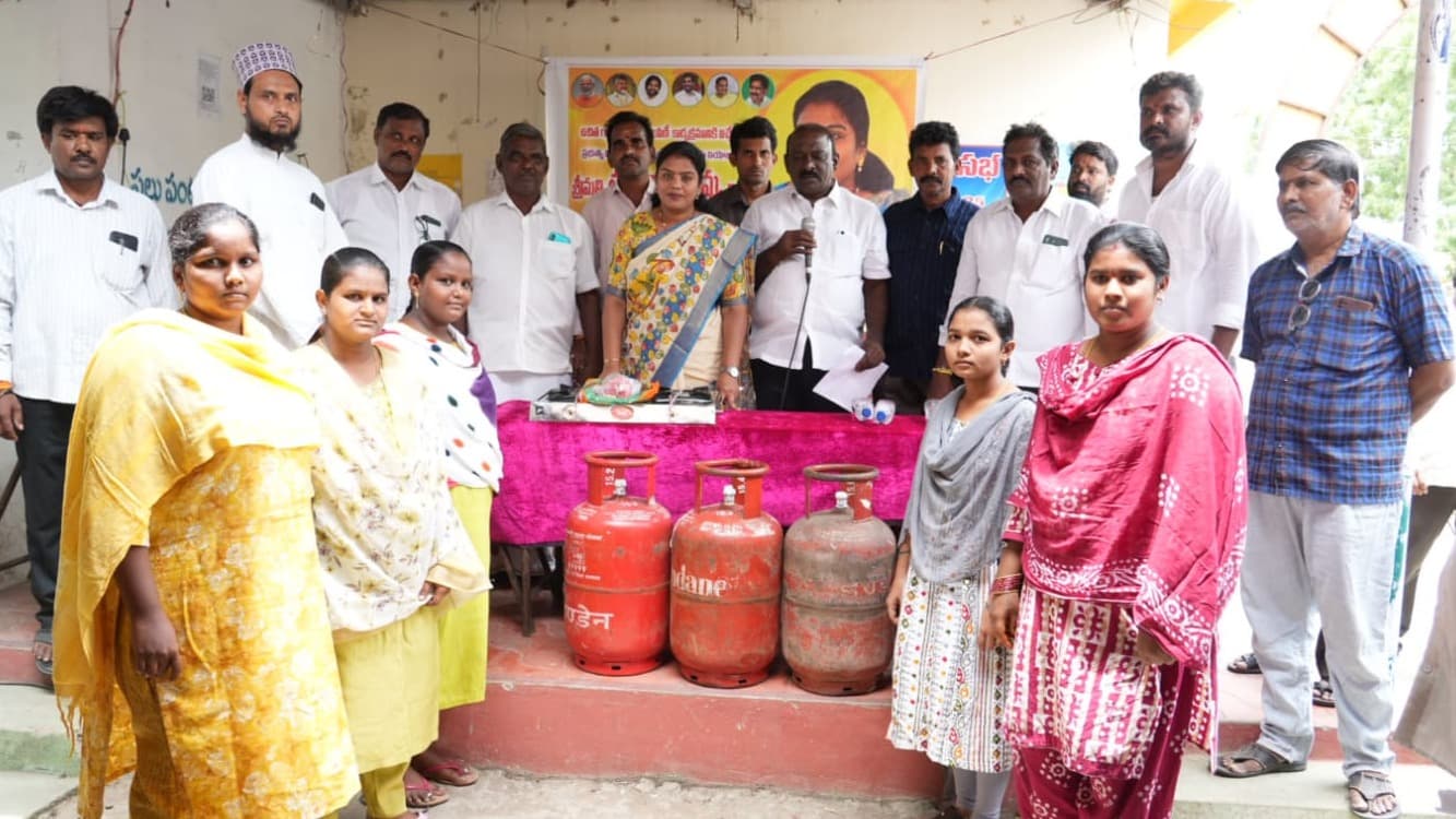40 కుటుంబాలకు ఉజ్వల గ్యాస్ కనెక్షన్లు పంపిణీ