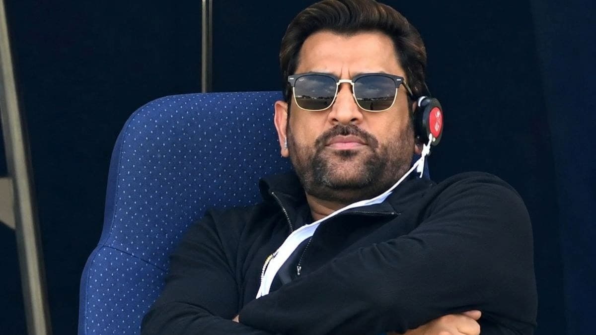 ధోనీ చెవిలో వింత పరికరం.. అసలు రహస్యం ఇదే!