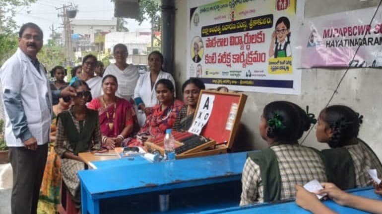 విద్యార్థులకు ఉచిత కంటి పరీక్షలు.కార్యక్రమంలో పాల్గొన్న 