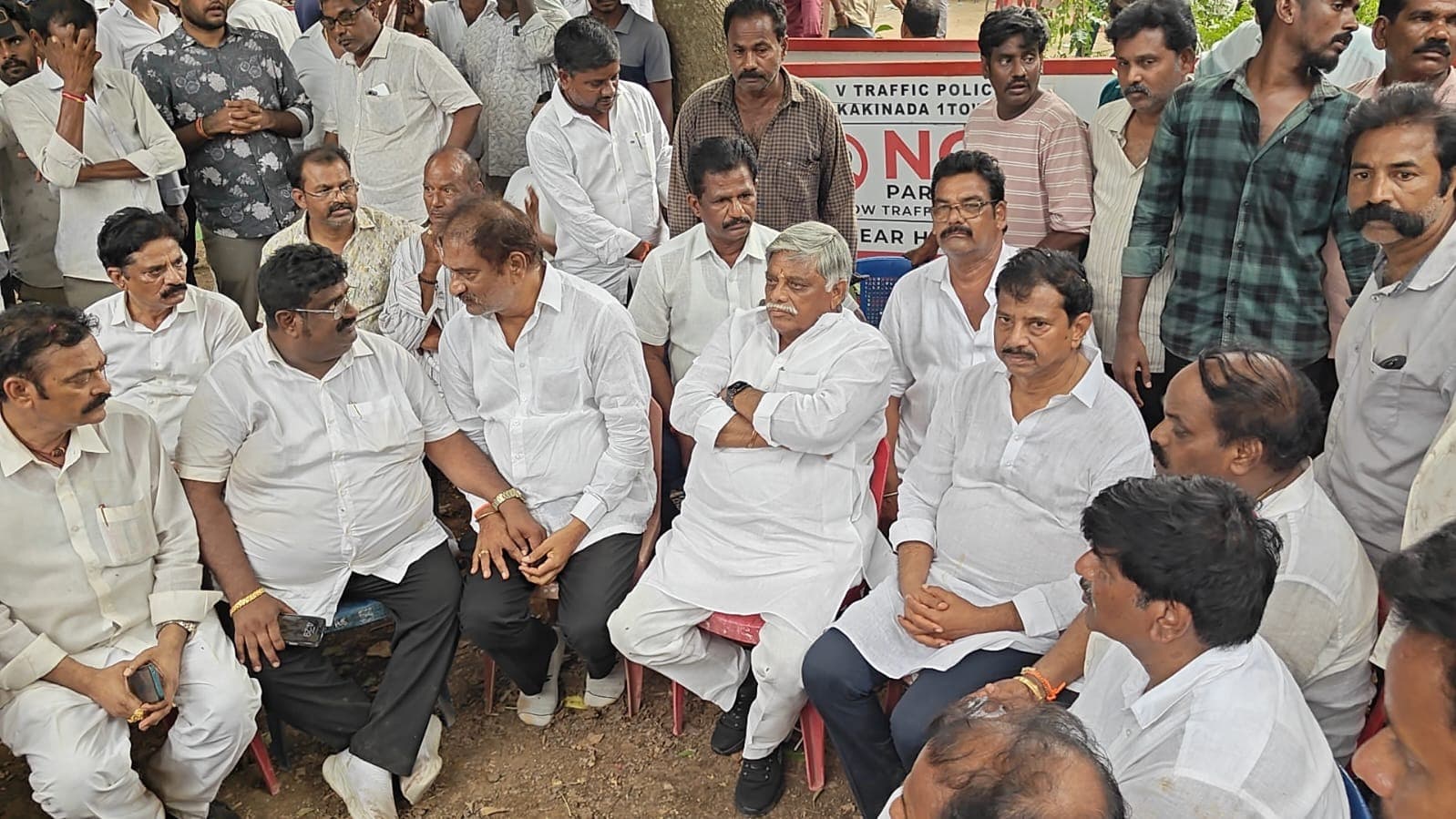 ముద్రగడ అంత్యక్రియల్లో పాల్గొన్న ఎమ్మెల్యే జ్యోతుల నెహ్రూ