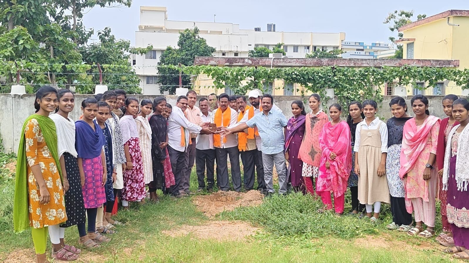 గోకవరంలో బీజేపీ ఆధ్వర్యంలో మొక్కలు నాటిన నాయకులు