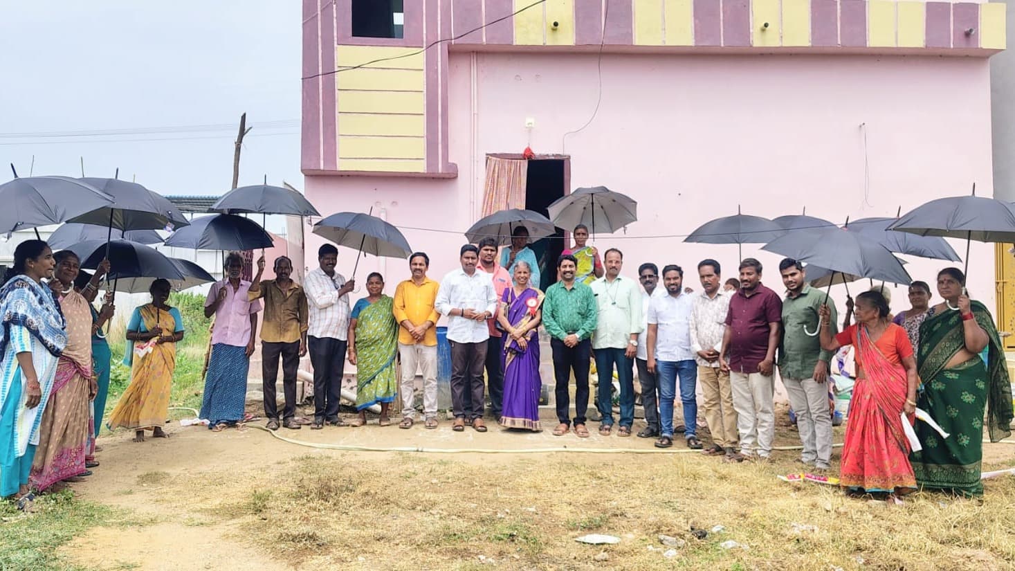 గోకవరంలో వృద్ధులకు గొడుగులు పంపిణీ చేసిన సేవా సంస్థలు