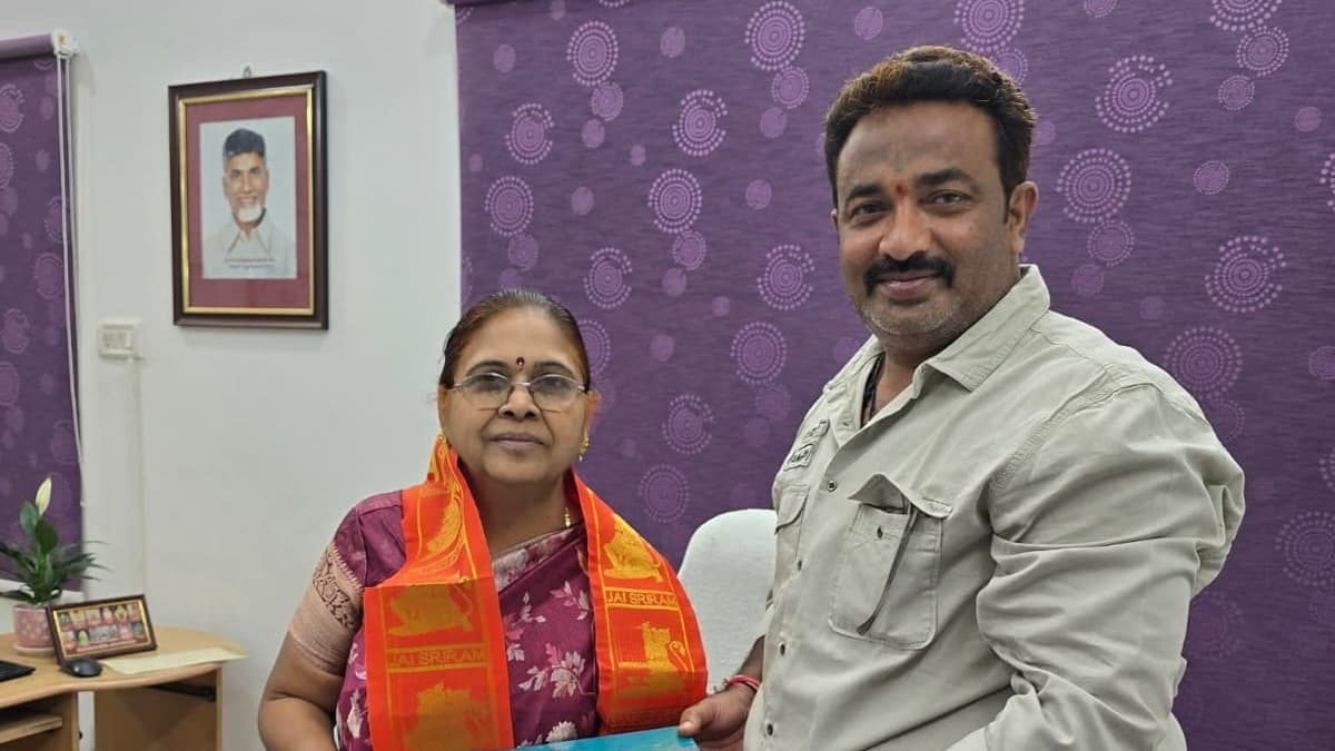 జిల్లా సీఈఓ వసుమతిని కలిసిన ఏపీజేఏసీ నేత వెలుగోటి మధు
