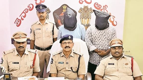 పోలీసులమంటూ వృద్ధులను దోచుకున్న ముఠా అరెస్ట్
