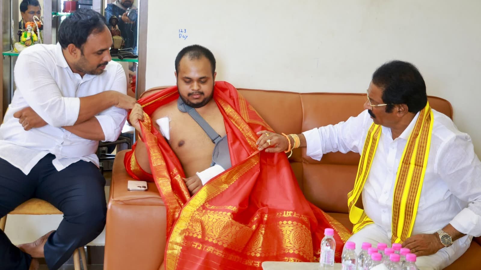 బోడేపూడి విఘ్నేష్‌ను పరామర్శించిన చీఫ్ విప్ జీవీ ఆంజనేయులు
