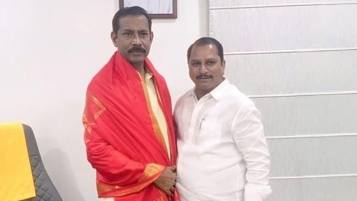 పల్లా శ్రీనివాసరావుతో ఎమ్మెల్యే దగ్గుపాటి ప్రసాద్ భేటీ