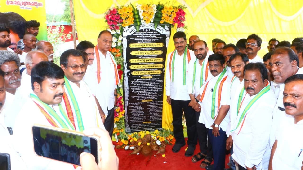 తారు రోడ్డును ప్రజలకు అంకితం చేసిన ప్రజాప్రతినిధులు