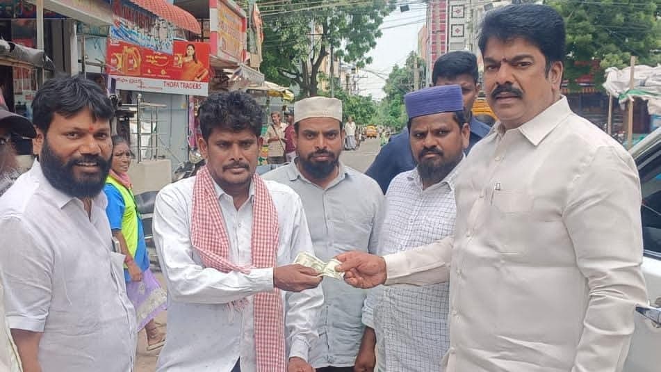 ఆపన్నులకు అండగా ఎమ్మెల్యే బొండా ఉమా ఆర్థిక సాయం