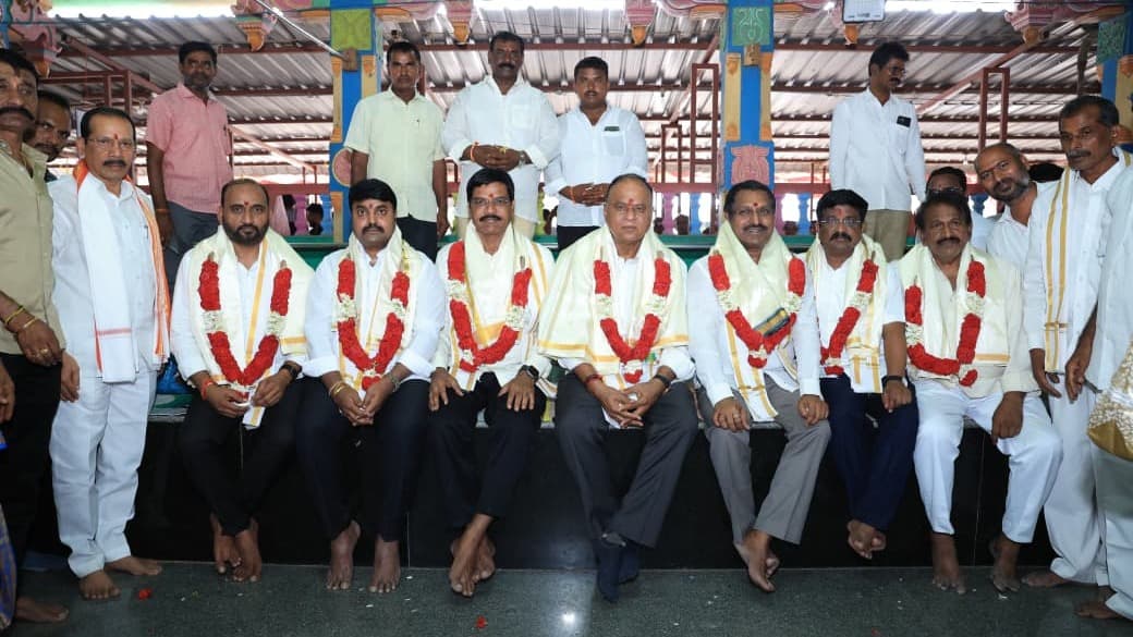 నర్రవాడ వెంగమాంబ అమ్మవారి సన్నిధిలో ప్రజాప్రతినిధుల పూజలు