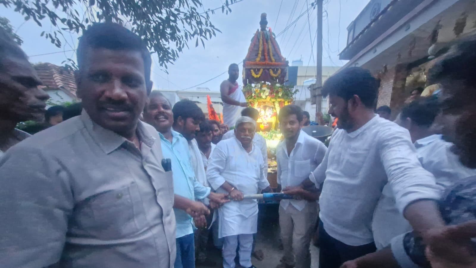 ఇర్రిపాక జగన్నాథ రథయాత్రలో జ్యోతుల నెహ్రూ భక్తి సందడి