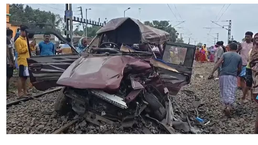 ముర్షిదాబాద్‌లో రైలు-స్కూల్ వ్యాన్ ఢీ.. చిన్నారులతో ముగ్గురు మృతి