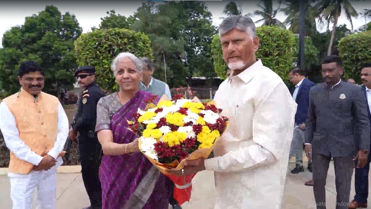 నిర్మలా సీతారామన్‌కు సీఎం చంద్రబాబు ఘన స్వాగతం