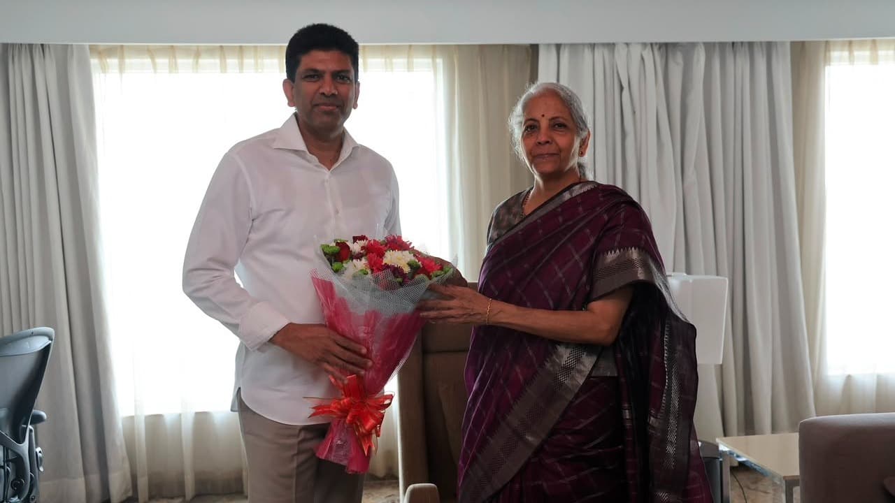 నిర్మలా సీతారామన్‌కు కేంద్ర మంత్రి పెమ్మసాని స్వాగతం