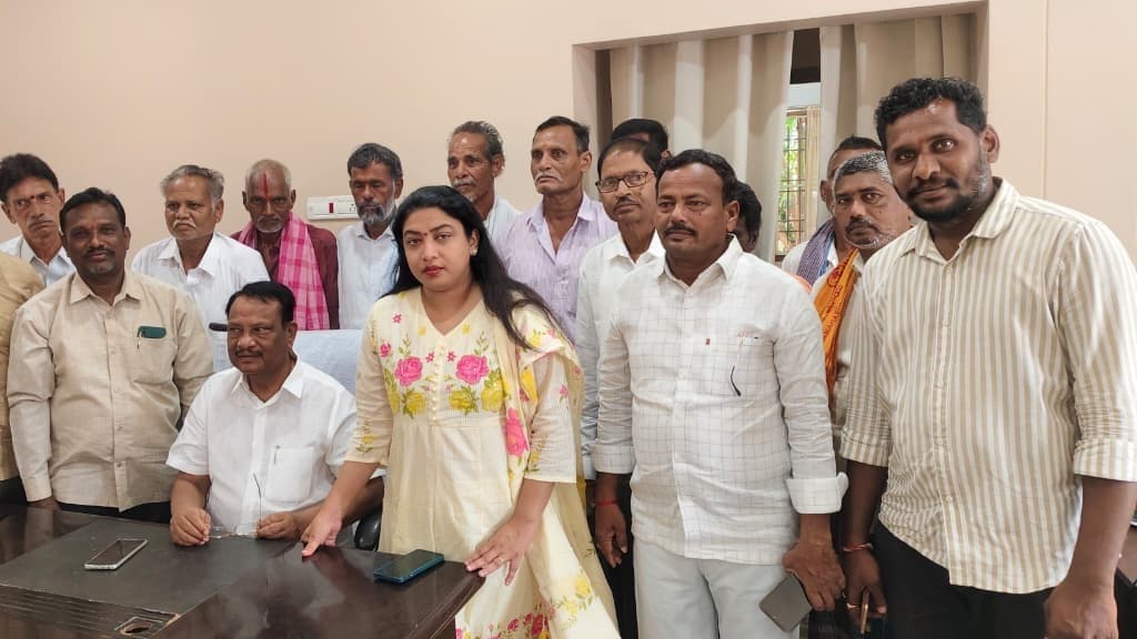 ప్రజా దర్బార్‌లో 44 వినతులు.. పరిష్కారానికి ఎమ్మెల్యే హామీ