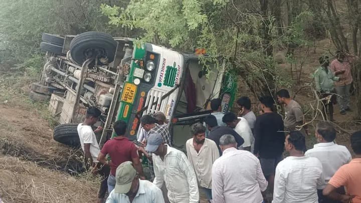 ప్రకాశంలో ఆర్టీసీ బస్సు బోల్తా..