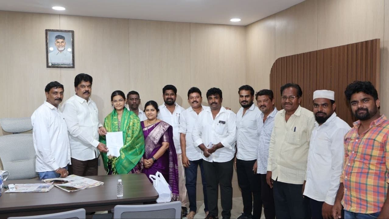 షైనింగ్ స్టార్స్ అవార్డుకు ఎంపికైన సమీరాకు బొండా ఉమా అభినందనలు