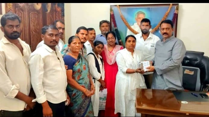 మనేష్ కుటుంబానికి రూ.5 లక్షల బీమా అందించిన ఎమ్మెల్యే బుడ్డా