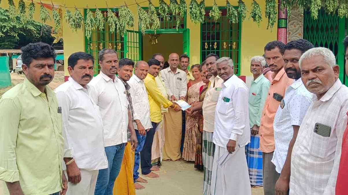 కుప్పంలో లబ్ధిదారులకు సీఎంఆర్‌ఎఫ్ చెక్కుల పంపిణీ