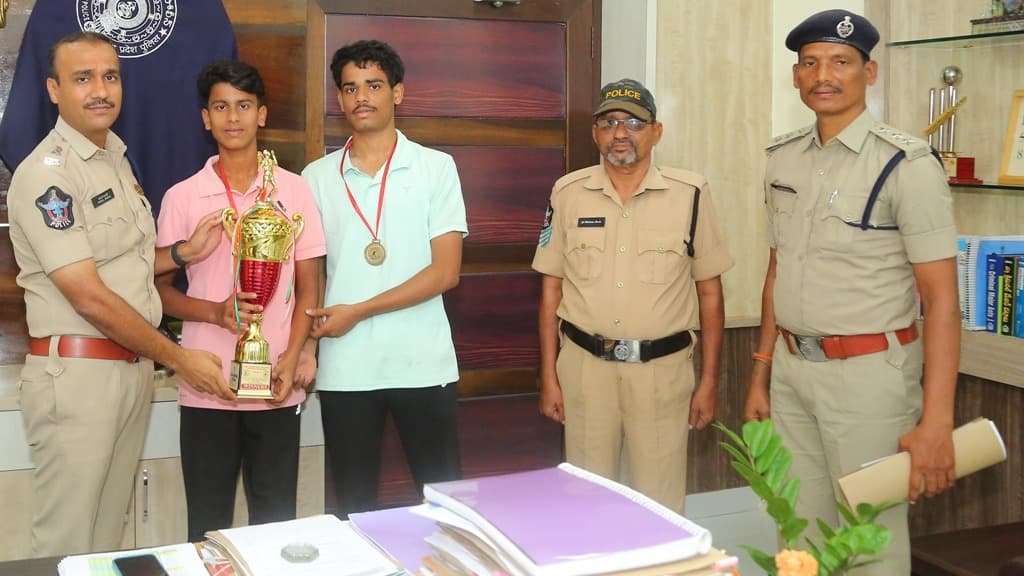సాఫ్ట్ టెన్నిస్ విజేతలకు ఎస్పీ వకుల్ జిందాల్ అభినందనలు