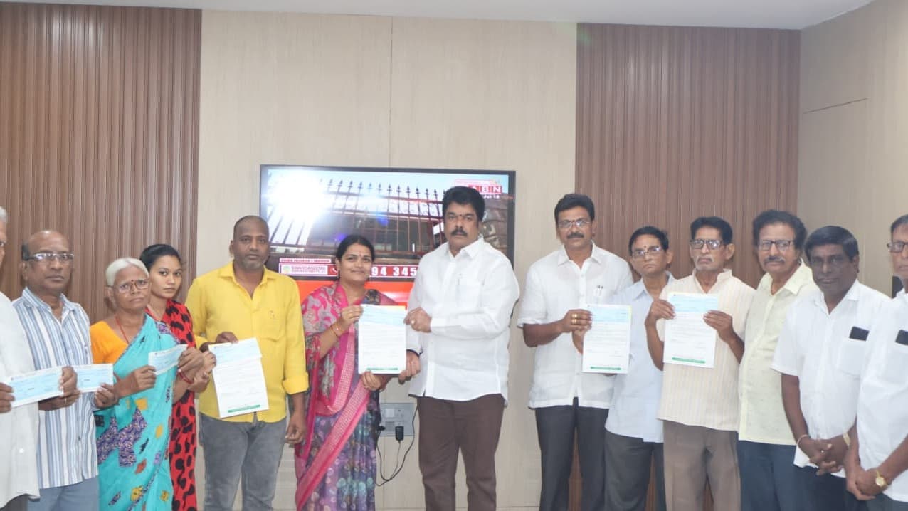 రూ.7.20 లక్షల సీఎంఆర్ఎఫ్ చెక్కులు పంపిణీ చేసిన బొండా ఉమా