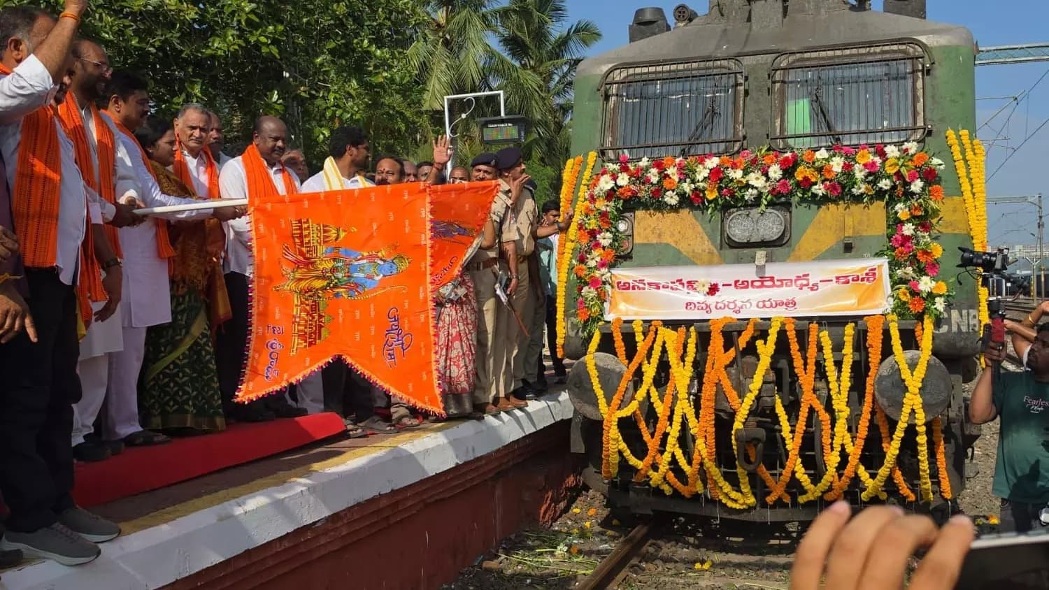 అనకాపల్లి నుంచి అయోధ్య కాశీకి దివ్య యాత్ర ప్రారంభం