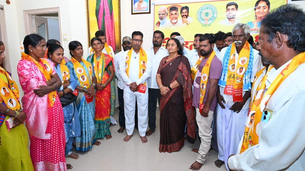 మంత్రి సవిత సమక్షంలో టీడీపీలో చేరిన 35 వైసీపీ కుటుంబాలు