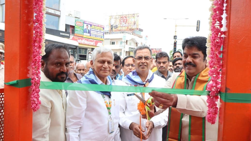 సీతారాంపురంలో ట్రాఫిక్ పోలీస్ బూత్ ప్రారంభించిన బొండా ఉమా