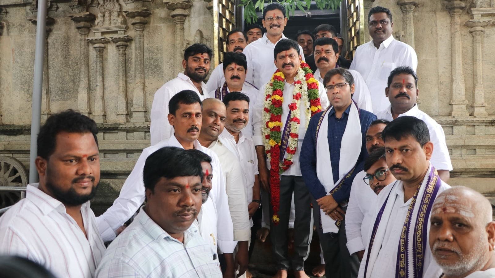 భద్రాచలం సీతారాములను దర్శించుకున్న మంత్రి పొంగులేటి శ్రీనివాస్