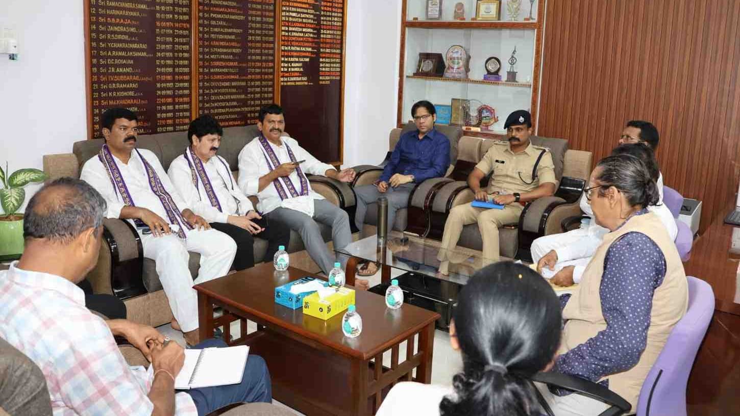 భూముల రీ సర్వే వేగవంతం చేయాలి: మంత్రి పొంగులేటి