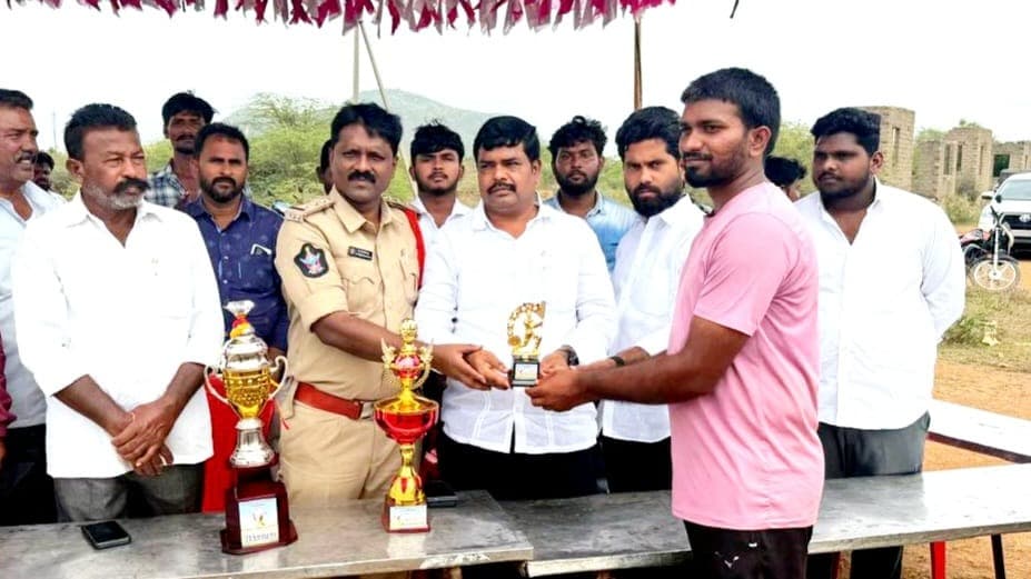 చదువుతో పాటు క్రీడల్లోనూ యువత రాణించాలి: కుప్పాల వెంకటసుబ్బయ్య