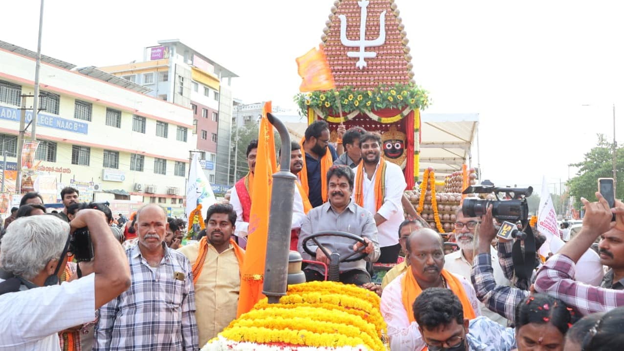 వైభవంగా జగన్నాథ రథయాత్ర.. రథాన్ని లాగిన ఎమ్మెల్యే బొండా ఉమ
