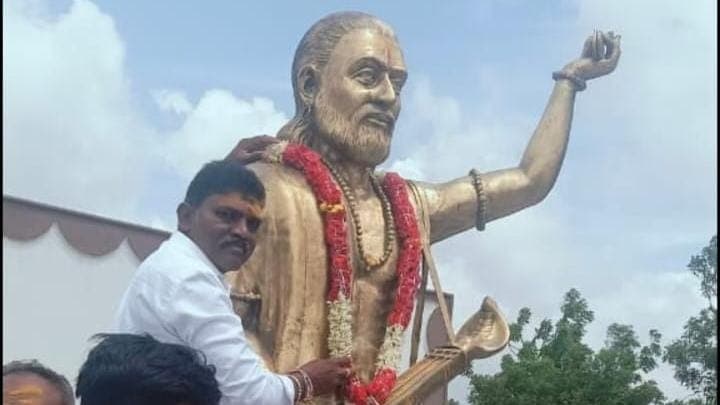 కౌతాళంలో శ్రీ కనకదాసుల విగ్రహానికి ఘనంగా నివాళులర్పించిన నాయకులు