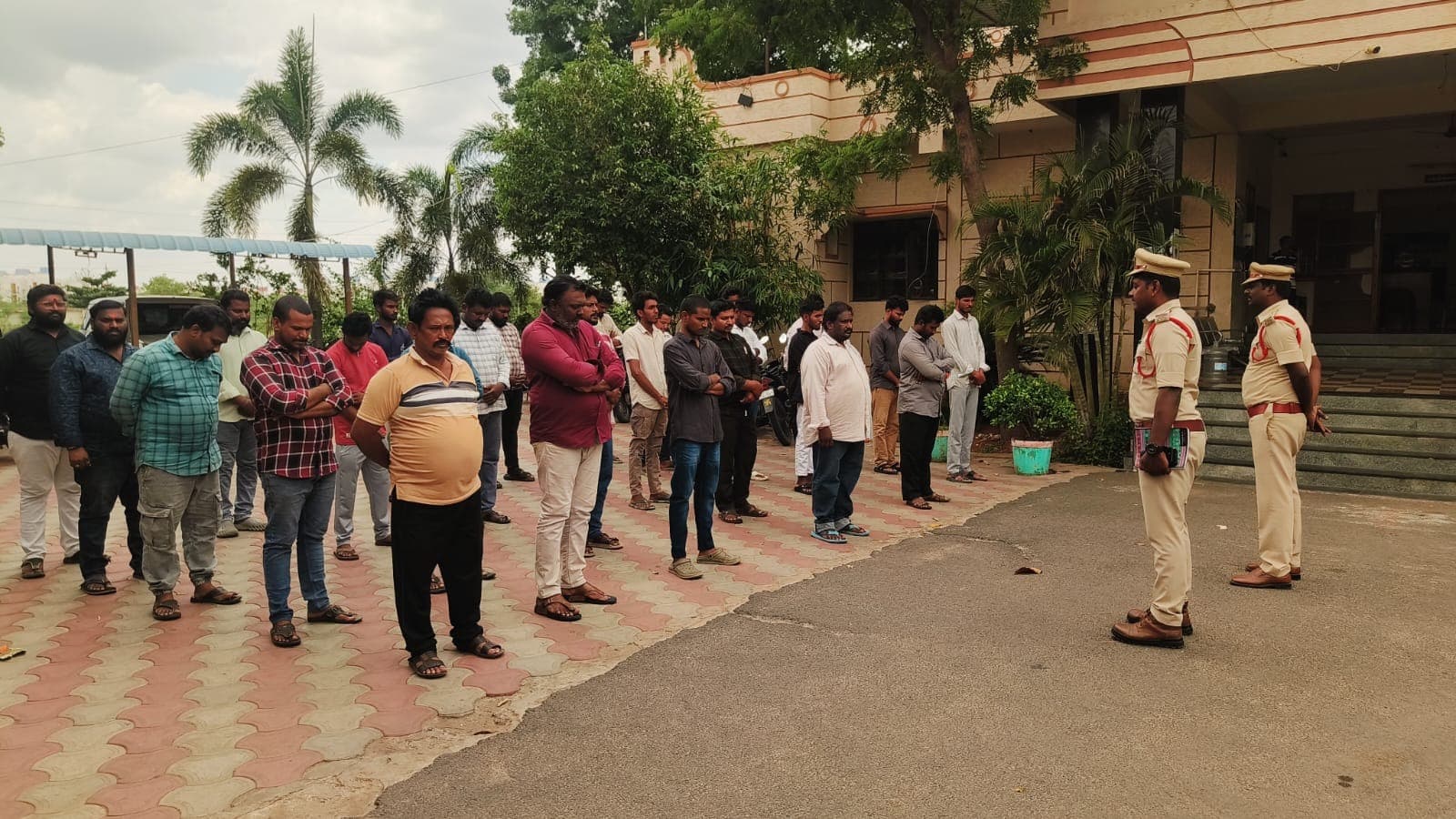 నేర ప్రవృత్తికి స్వస్తి పలకాలి: రౌడీ షీటర్లకు పోలీసుల కౌన్సిలింగ్