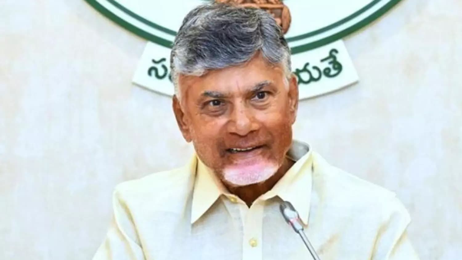 డాక్యుమెంట్ రైటర్ల పెన్‌డౌన్‌'పై సీఎం చంద్రబాబు సమీక్ష
