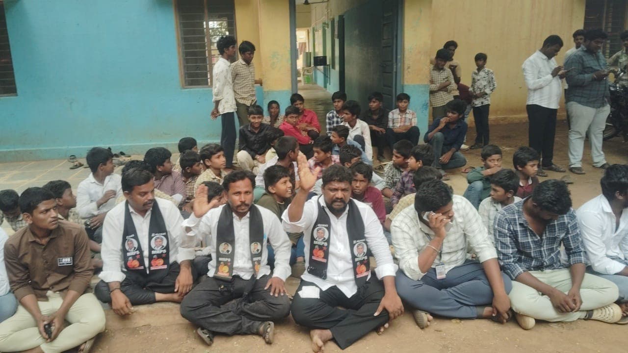 వింజమూరు ఎస్సీ హాస్టల్ వార్డెన్‌పై విద్యార్థుల ఆగ్రహం