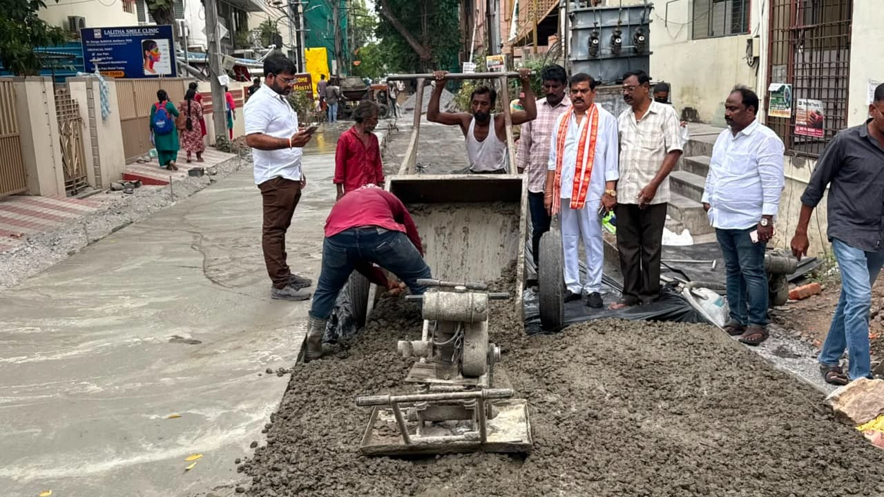 విజయవాడలో సీసీ రోడ్డు పనులు పరిశీలించిన బాలస్వామి
