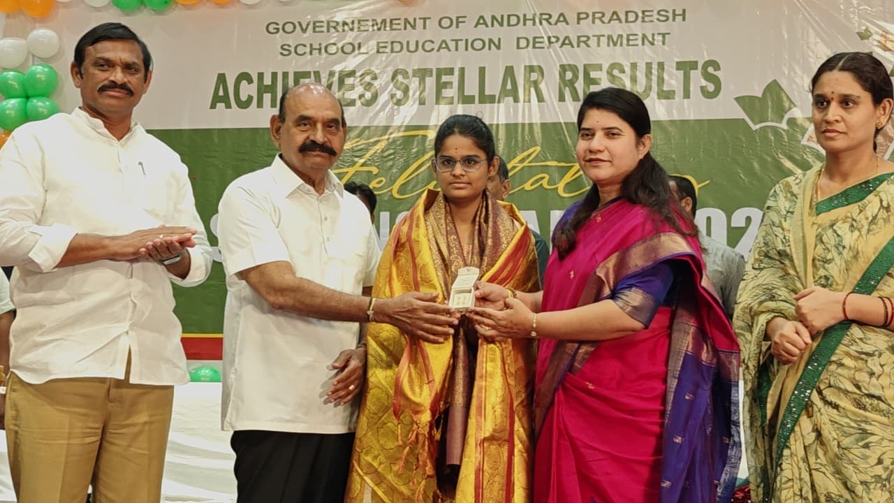 విద్యార్థినికి ఇచ్చిన హామీ నిలబెట్టుకున్న మంత్రి ఫరూక్