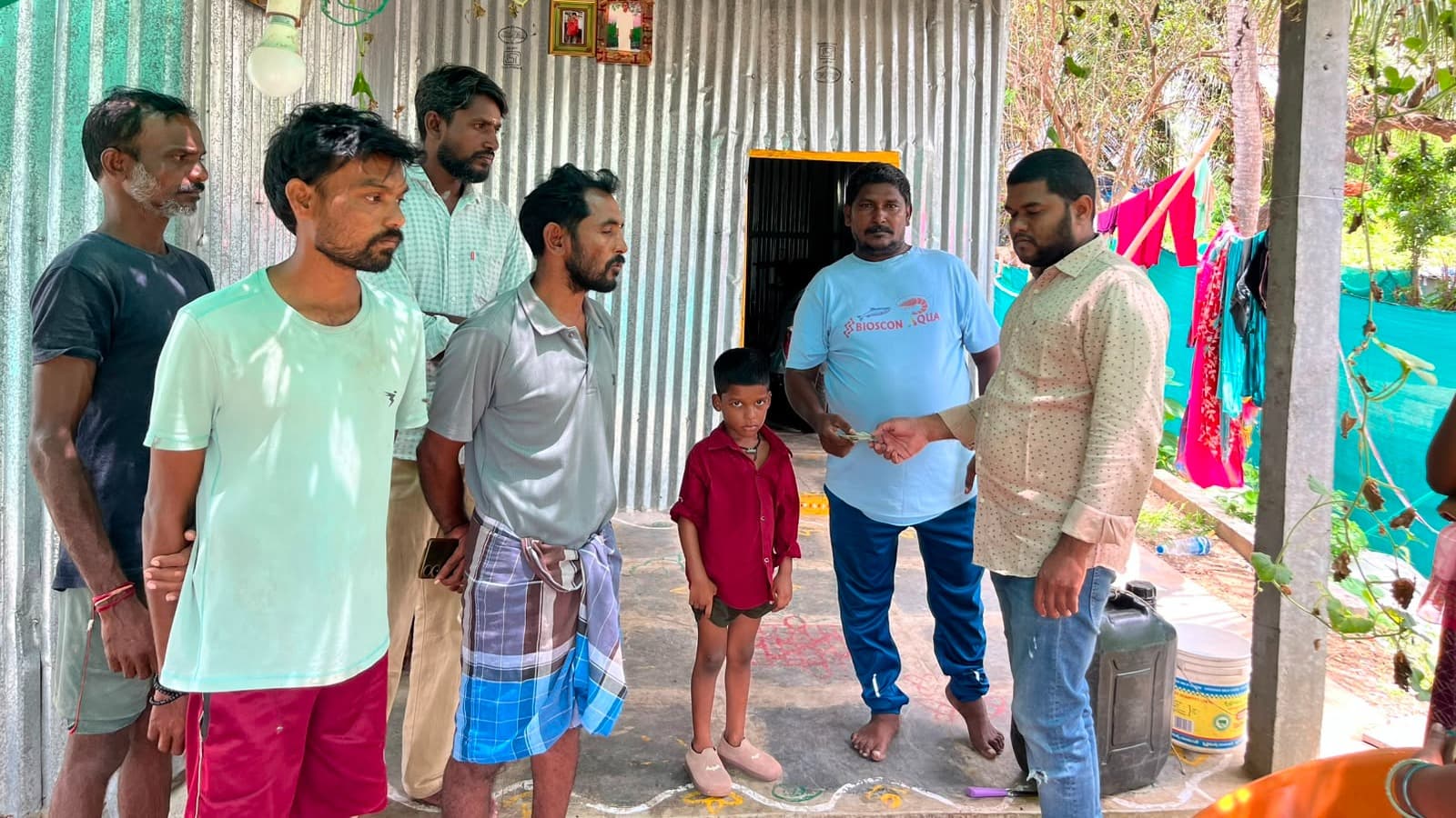 అప్పుల బాధిత కుటుంబానికి ఆదిత్య చౌదరి ఆర్థిక సాయం