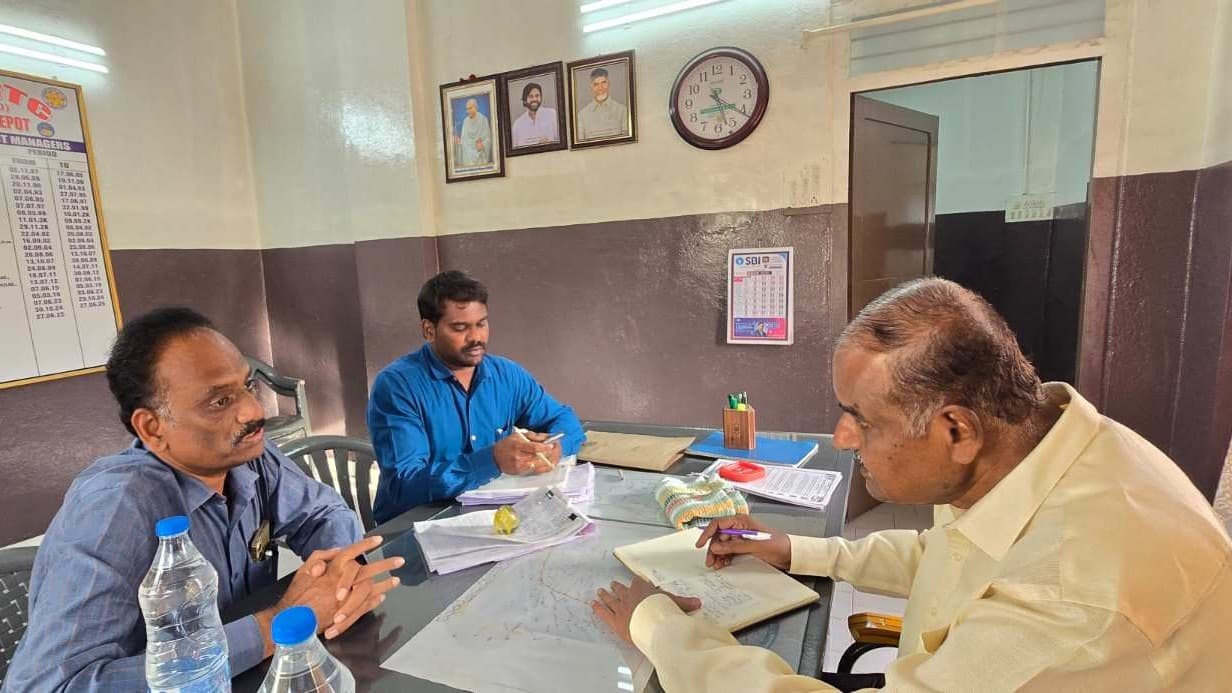 కుప్పం ఆర్టీసీ బస్టాండ్‌లో మునిరత్నం తనిఖీలు