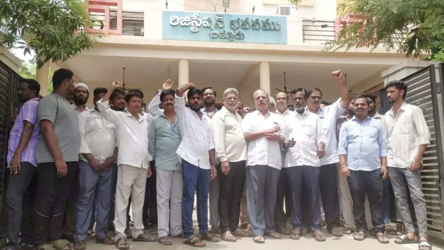 చిత్తూరులో రిజిస్ట్రేషన్ సేవా కేంద్రాలపై దస్తావేజు లేఖరుల నిరసన