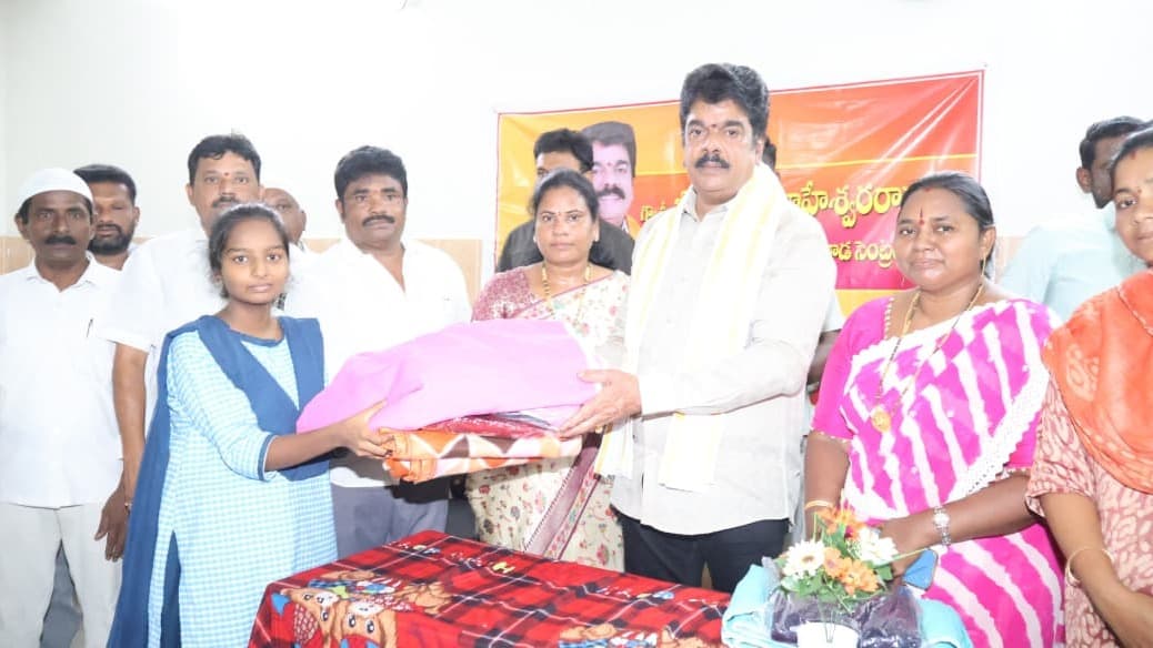 విద్యార్థుల భవిష్యత్తే ప్రభుత్వ లక్ష్యం: బొండా ఉమా