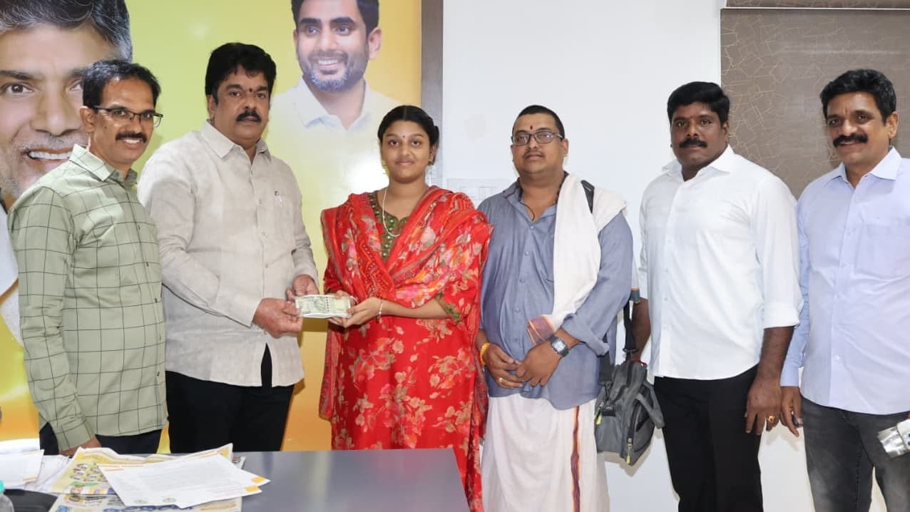 పేద విద్యార్థిని చదువుకు బొండా ఉమా రూ.42 వేల చేయూత