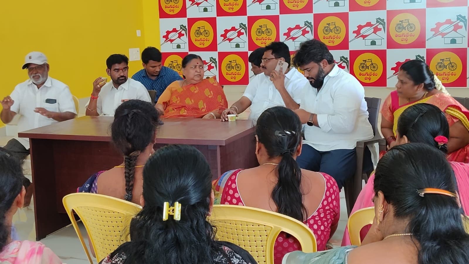 డ్వాక్రా సంఘాల సమస్యలపై పనబాక లక్ష్మి సమీక్ష