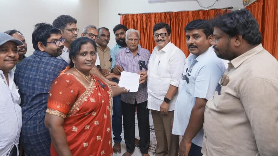 దస్తావేజుల లేఖర్ల సమస్యను ప్రభుత్వం దృష్టికి తీసుకెళ్తా: దుర్గేష్